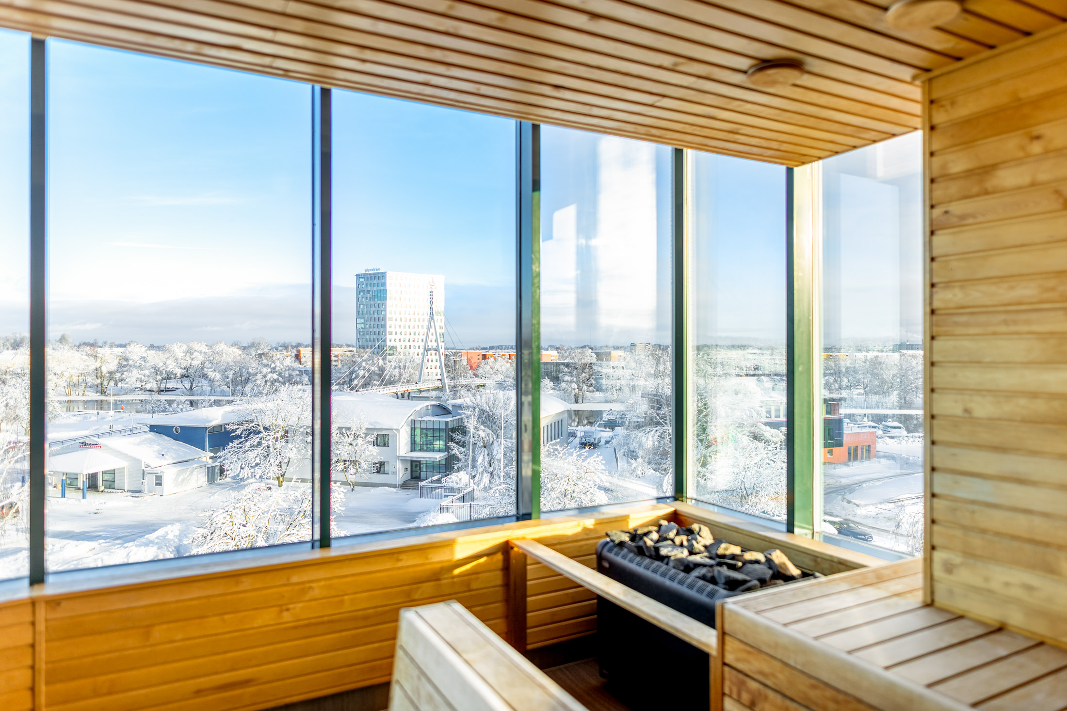 Hotell Tartu sanaarium panoraamakende ja talvise linnavaatega - saunakeskus Tartus