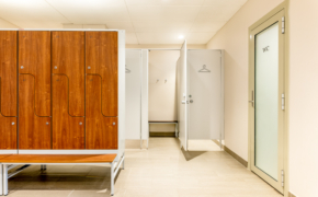 Hotell Tartu saunakeskuse riietusruum lukustuvate kappide ja duširuumidega -saunakeskus hotellis Tartus