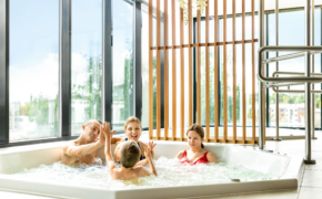 Perekond lõbusalt hotelli mullivannis hotellis - Hotell Tartu saunakeskuse mullivann perepuhkuseks Tartus
