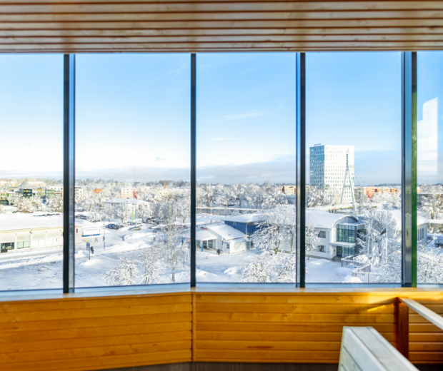 Hotell Tartu sanaariumi panoraamvaade talvisele lumisele Tartule läbi suurte akende - saunakeskus Tartus